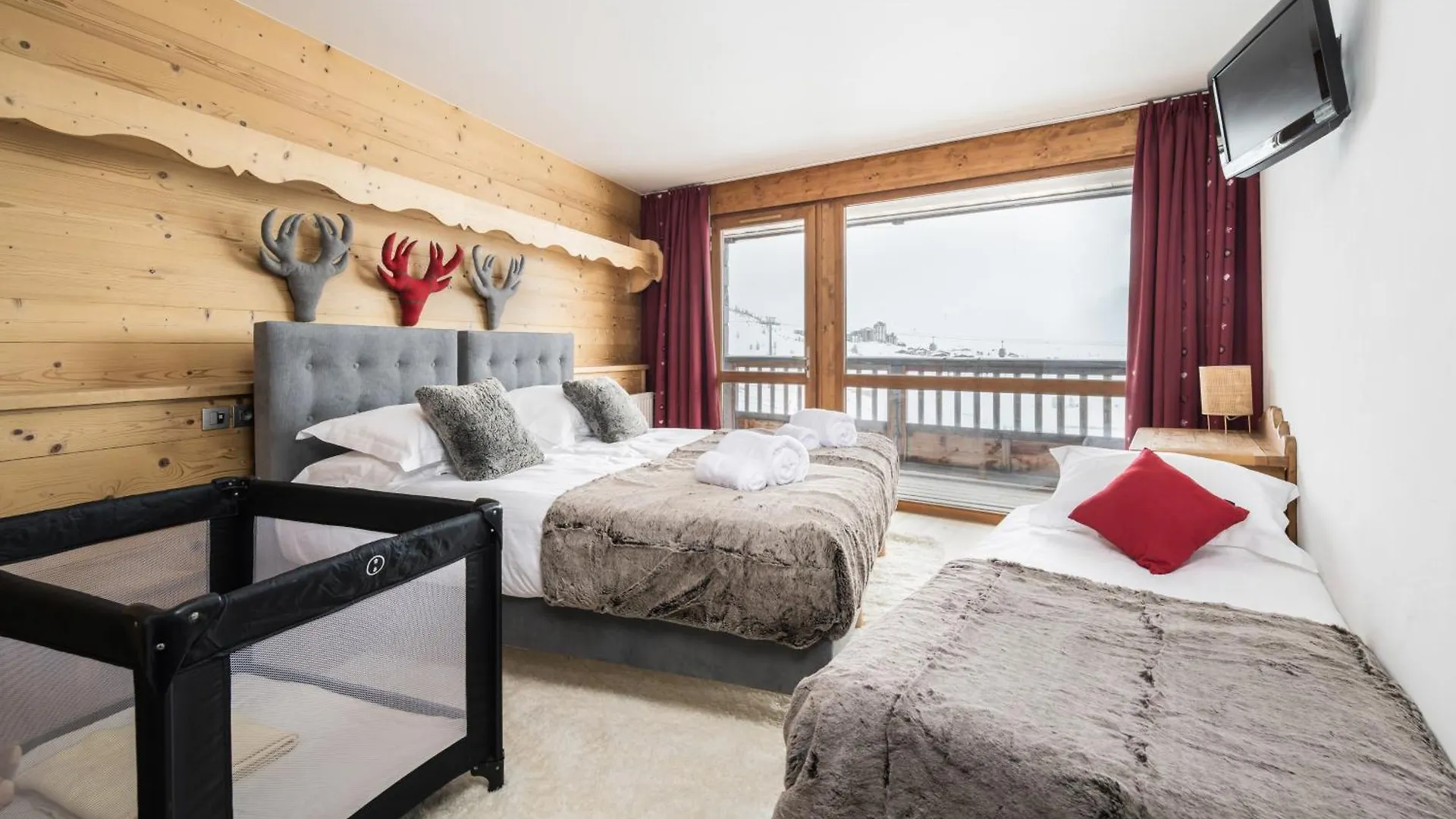 Chalet Hotel La Corniche Тинь